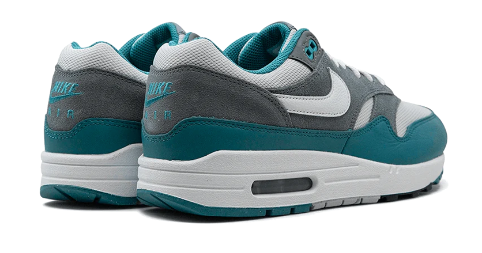 Scarpe da ginnastica bianche e celesti collezione air max 1