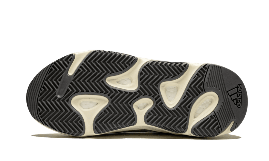 Yeezy 700 2025 come calzano